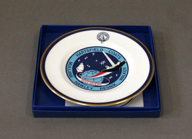 Appraisal: A Royal Doulton plate commemorating the period - from Antarctica