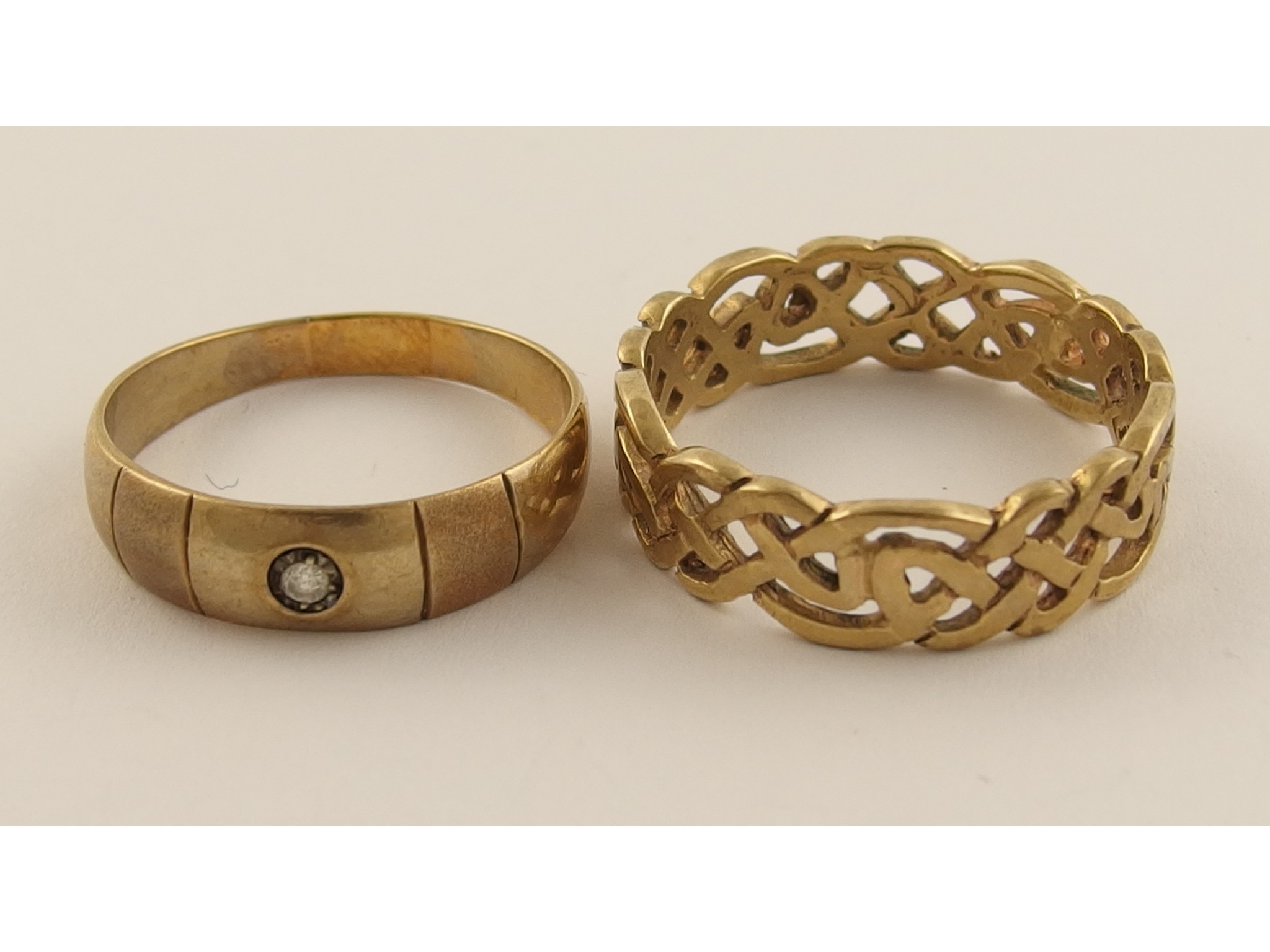 Appraisal: A yellow metal gents Celtic knotwork wedding band and a