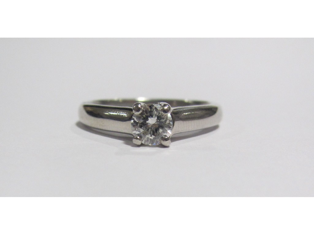 Appraisal: A platinum diamond solitaire ring with round brilliant cut diamond