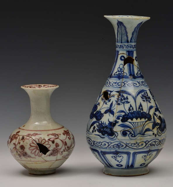 Appraisal: A CHINESE BLUE AND WHITE PEAR-SHAPED VASE decorated lake with