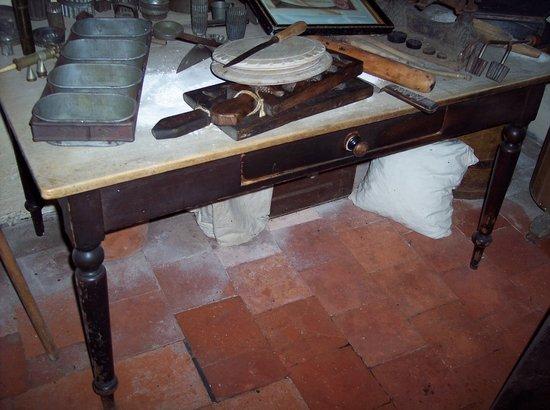 Appraisal: A kitchen table the rectangular top above a single drawer