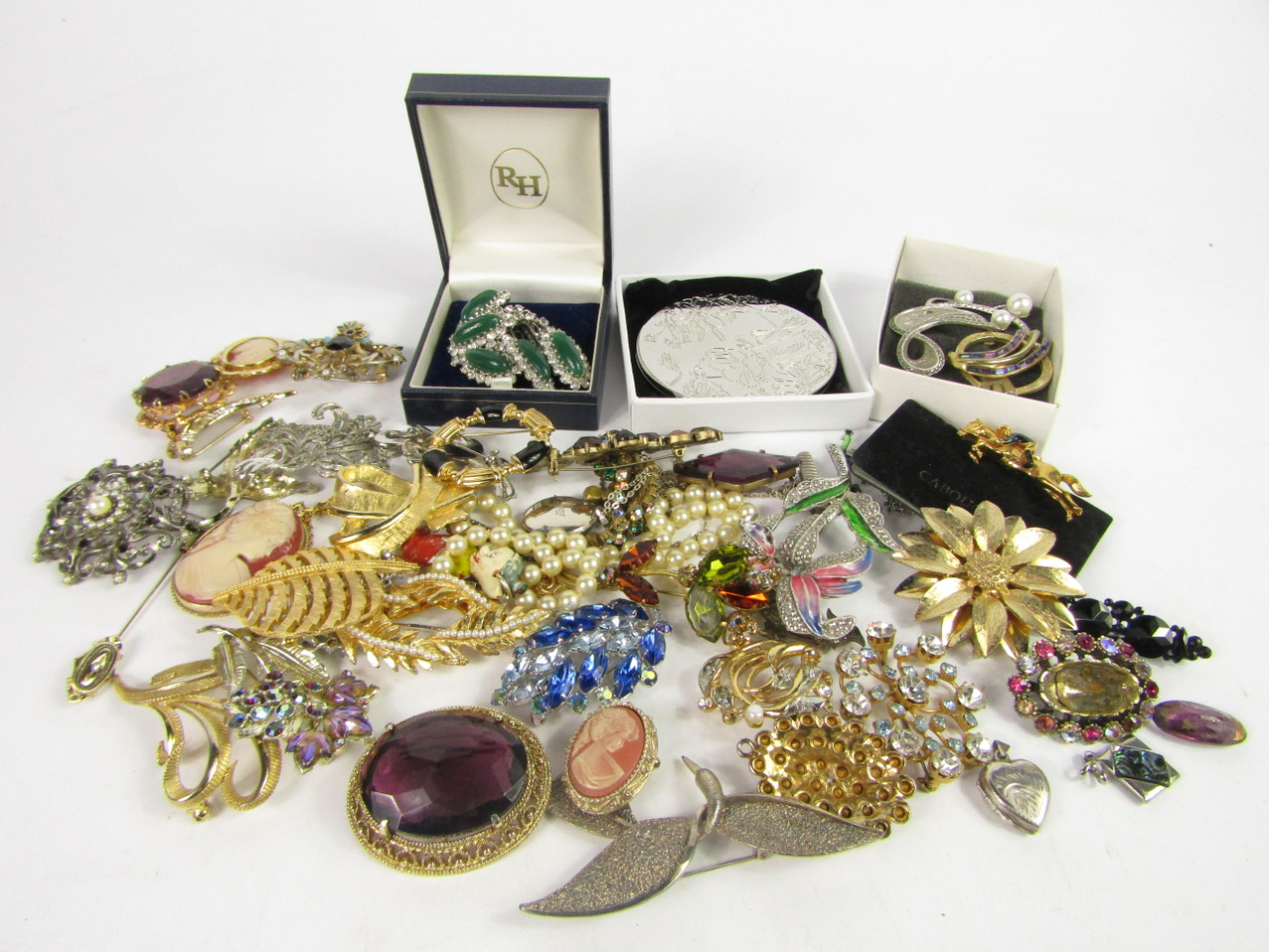 Appraisal: Costume jewellery including brooches cabochon necklace and cameo and a