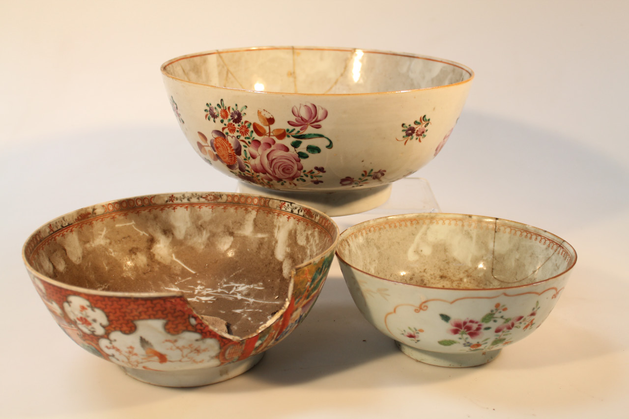 Appraisal: A late Qing period Chinese porcelain famille rose punch bowl