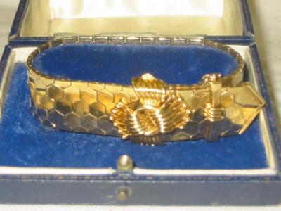 Appraisal: A CT GOLD FANCY BRACELET the flat honeycomb links modelled