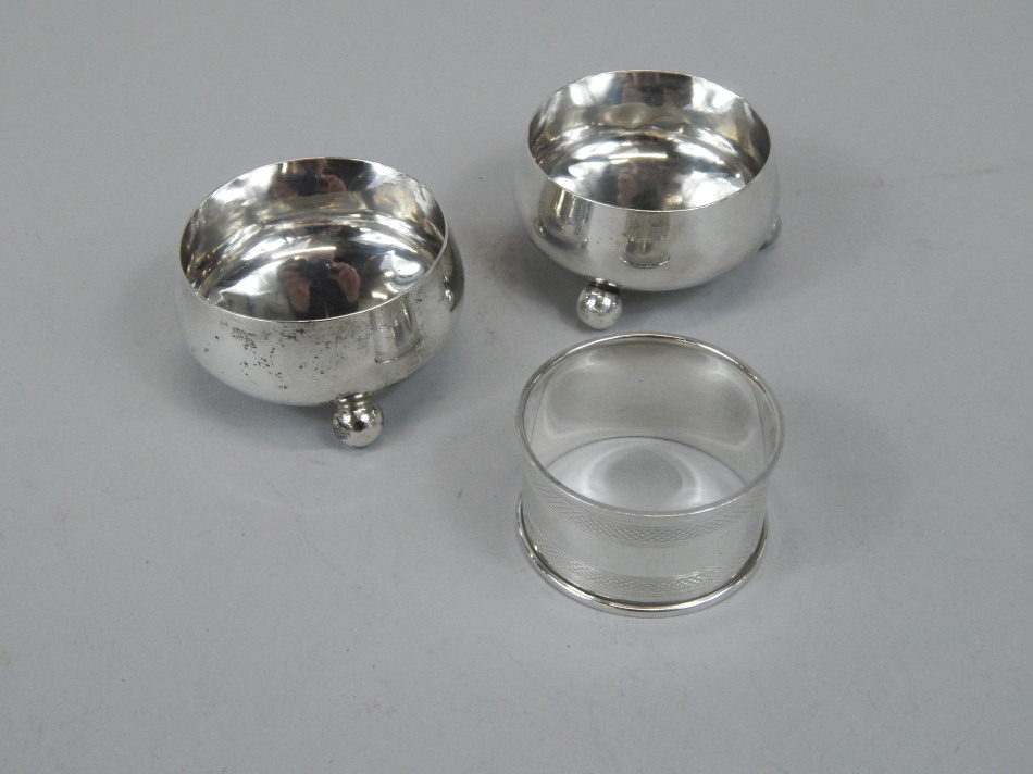 Appraisal: A pair of Edwardian silver open salts with bun feet