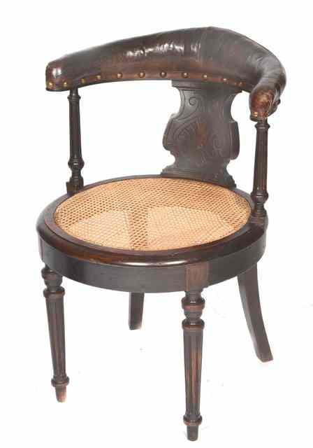 Appraisal: A TH CENTURY MAHOGANY LIBRARY CHAIR with leather upholstered top