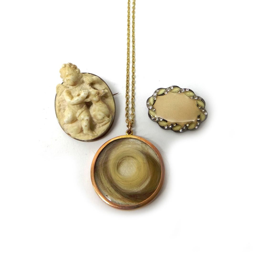 Appraisal: A gold mounted circular pendant locket with a gold oval