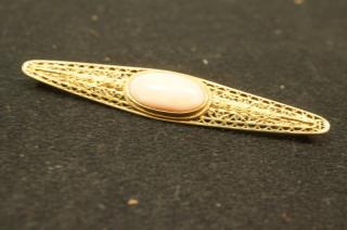 Appraisal: Lg K Gold Filigree Bar Pin w Coral Center Nice