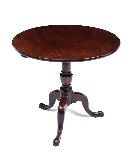 Appraisal: A GEORGIAN MAHOGANY CIRCULAR TILT TOP TRIPOD TABLE the top