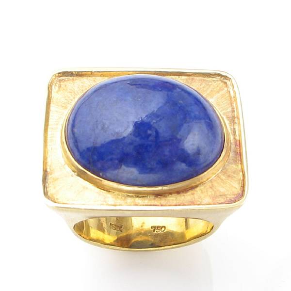 Appraisal: A lapis lazuli and k gold gent's ring size grams