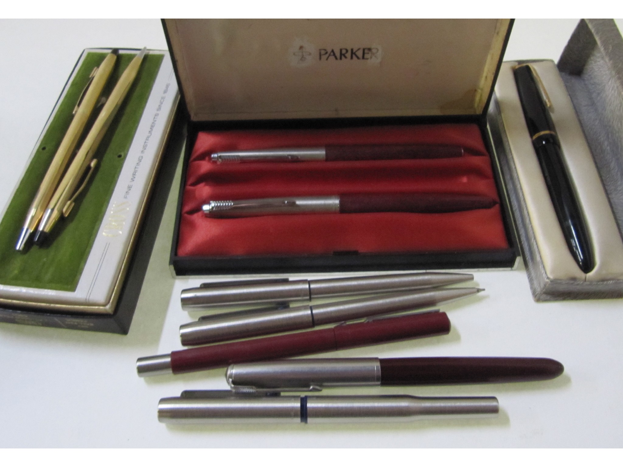 Appraisal: A lot comprising a Parker pen and pencil set a