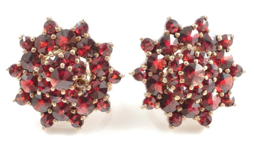 Appraisal: K yellow gold cluster earrings contain round faceted garnets WEIGHT