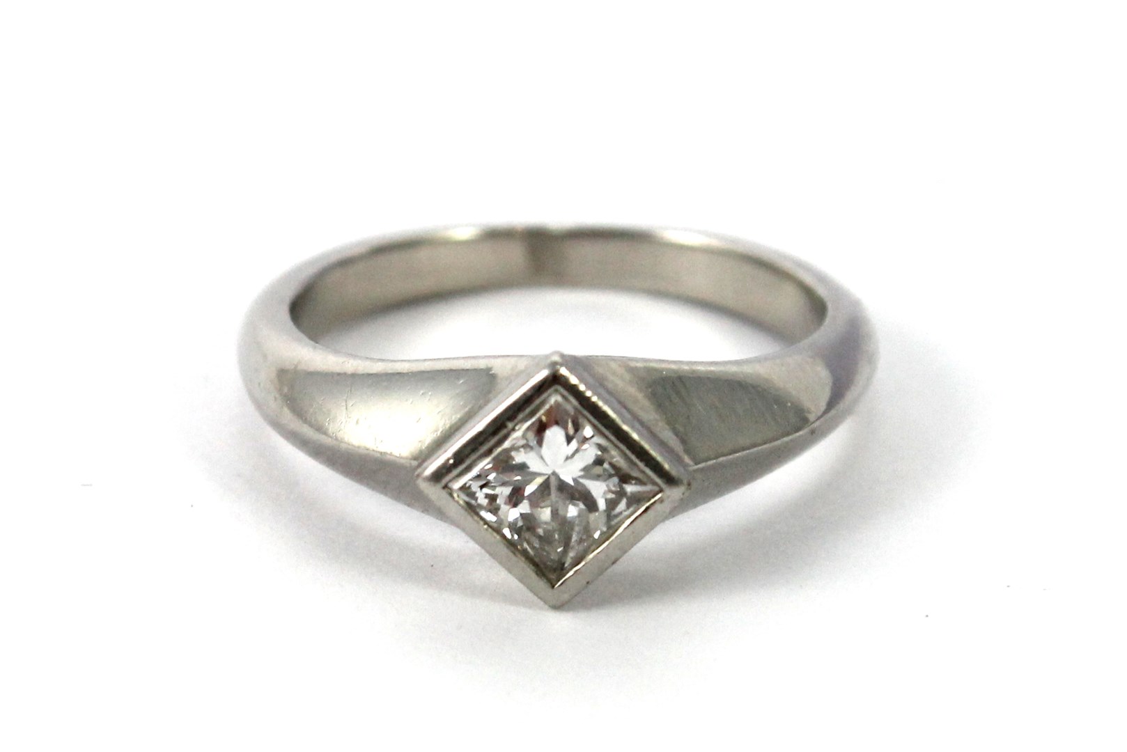 Appraisal: A platinum and diamond set single stone ring mounted with