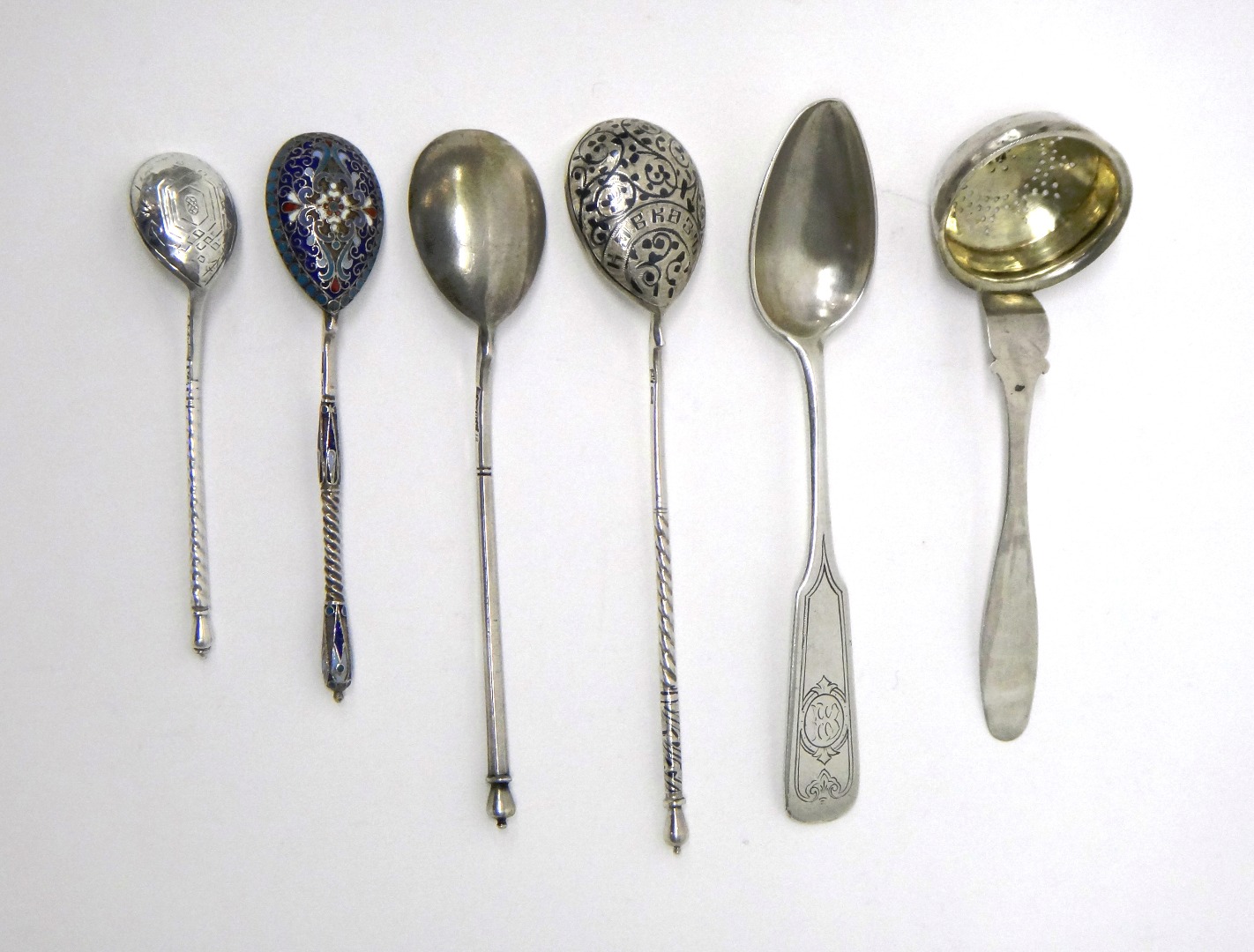 Appraisal: A Russian silver and cloisonne enamelled teaspoon with a fig