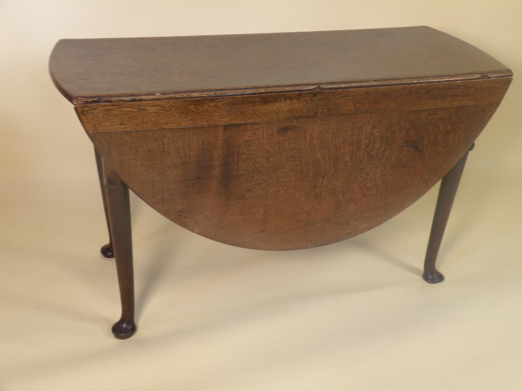 Appraisal: A mid thC oak oval drop leaf table on turned