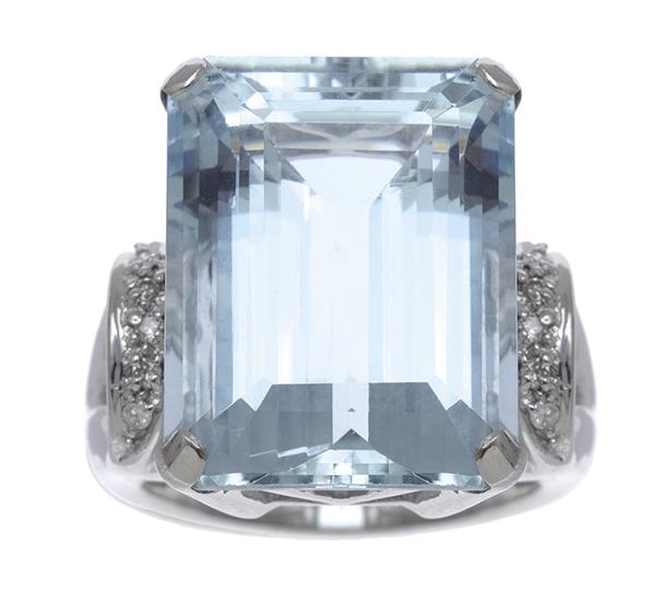 Appraisal: AN AQUAMARINE AND DIAMOND RING The emerald cut aquamarine of