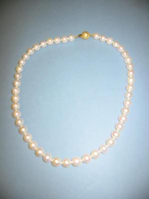 Appraisal: A CULTURED PEARL NECKLACE the uniform beads with ct gold