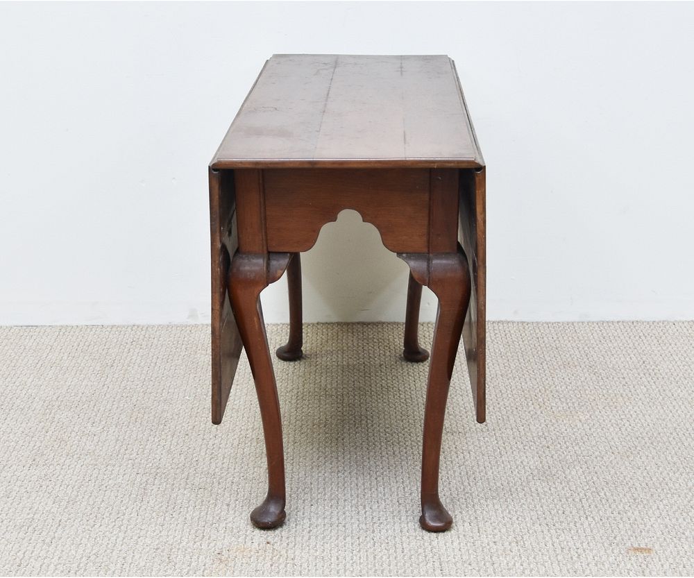 Appraisal: Queen Anne Table American Queen Anne walnut drop-leaf table circa