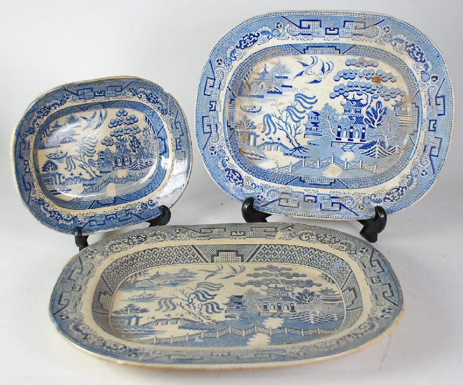 Appraisal: GRADUATED SET OF THREE MATCHED th CENTURY WILLOW PATTERN BLUE