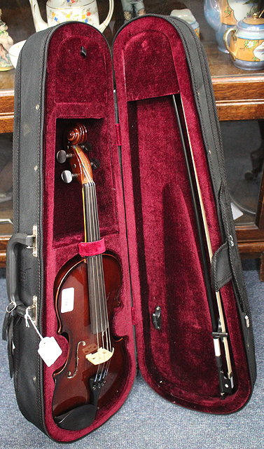 Appraisal: A MODERN HALF SIZE VIOLIN retailed by Stringers with case