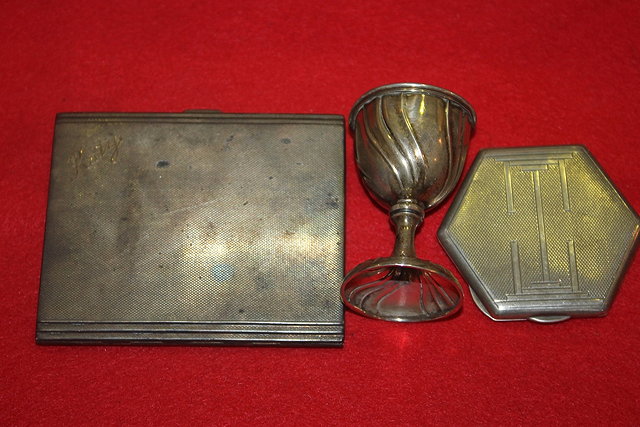 Appraisal: A SILVER CIGARETTE CASE with engine turned decoration marked Katie