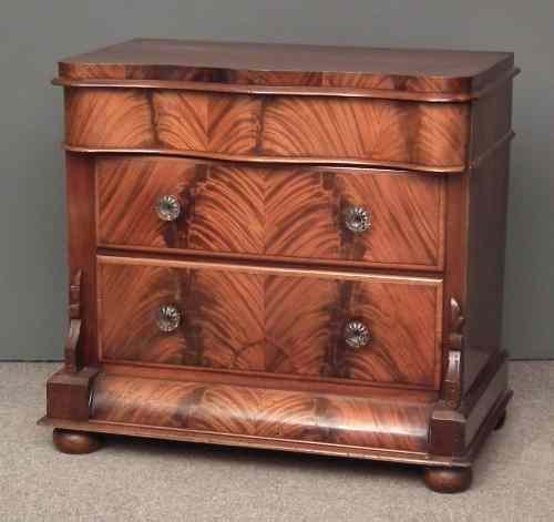 Appraisal: A Victorian figured mahogany chest of drawers with serpentine fronted