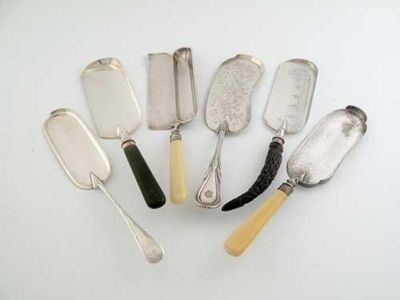 Appraisal: A modern crumb scoop with a thread bordered handle and