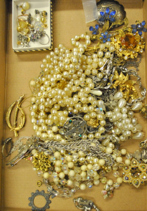 Appraisal: Mixed selection of vintage and later jewellery including beads brooches