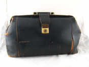 Appraisal: A leather Gladstone bag x x cm