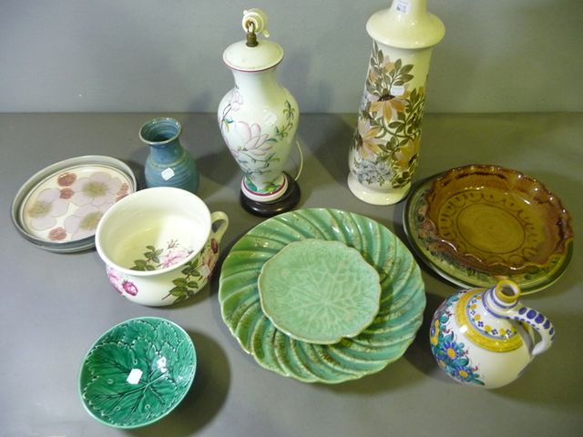 Appraisal: A quantity of pottery