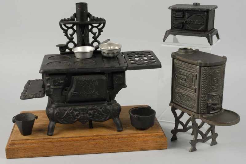 Appraisal: Lot of Cast Iron Children's Stoves Description Includes one Hopewell