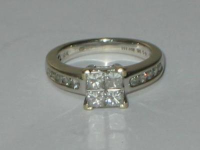 Appraisal: A DIAMOND CLUSTER RING having four princess cut diamonds illusion