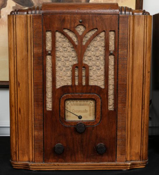 Appraisal: A CORONADO MODEL TOMBSTONE CASE RADIOThe table top model in