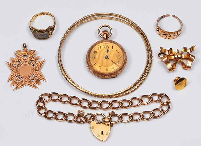 Appraisal: A small collection of miscellaneous jewelleryincluding a ct gold ribbon