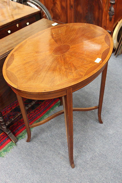 Appraisal: AN EDWARDIAN OVAL MAHOGANY OCCASIONAL TABLE with decoratively inlaid top