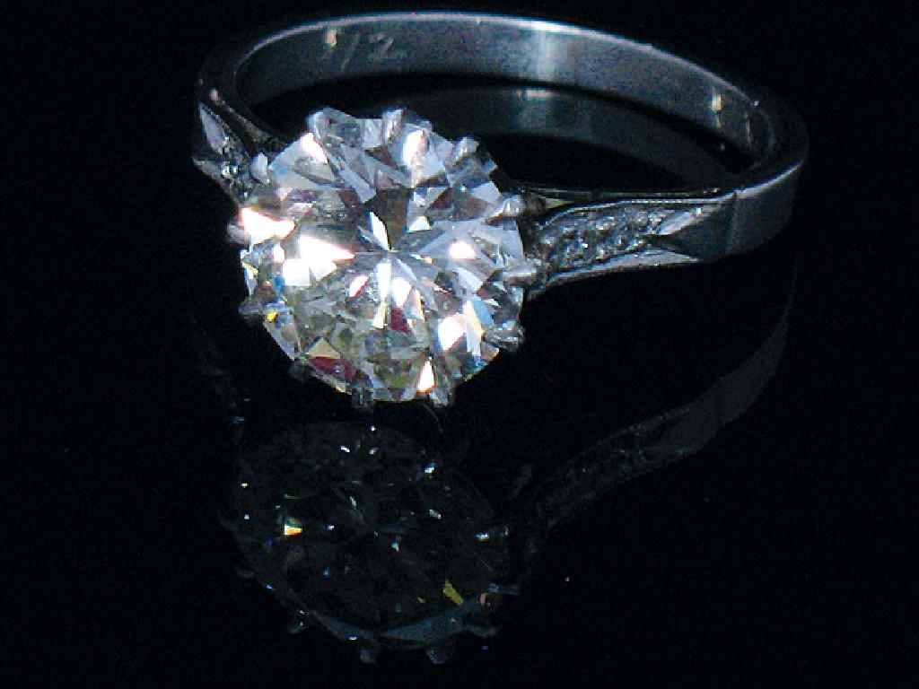 Appraisal: A DIAMOND SOLITAIRE RING claw-set to the centre with a