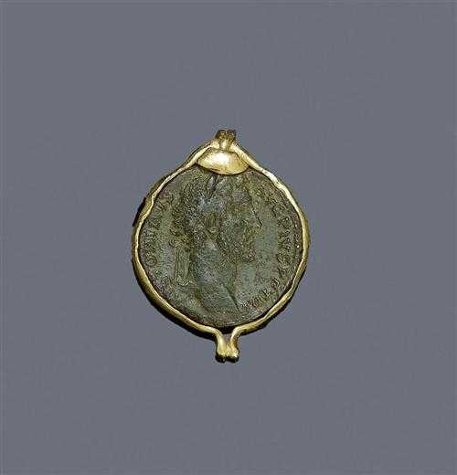 Appraisal: GOLD PENDANT WITH ANTIQUE COIN Yellow gold Bronze sesterce with