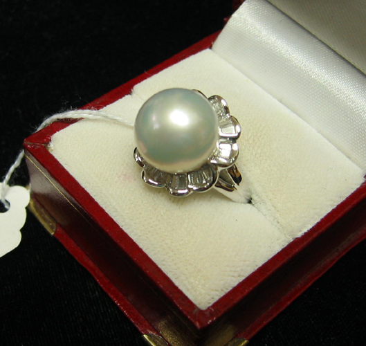 Appraisal: PEARL DIAMOND AND EIGHTEEN KARAT GOLD RING A large mm