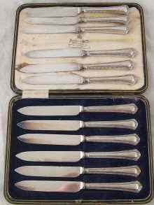 Appraisal: A boxed set of silver handled fruit knives together with