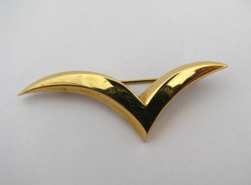 Appraisal: A Tiffany Co K Yellow Gold Lapel Pin includes blue