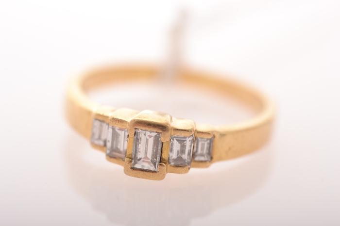 Appraisal: A FIVE STONE BAGUETTE CUT DIAMOND RING IN CT GOLD