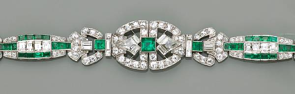 Appraisal: An art deco emerald diamond and platinum bracelet the central