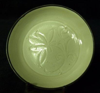 Appraisal: A Sung Ding yao ware saucer dish cream glaze and