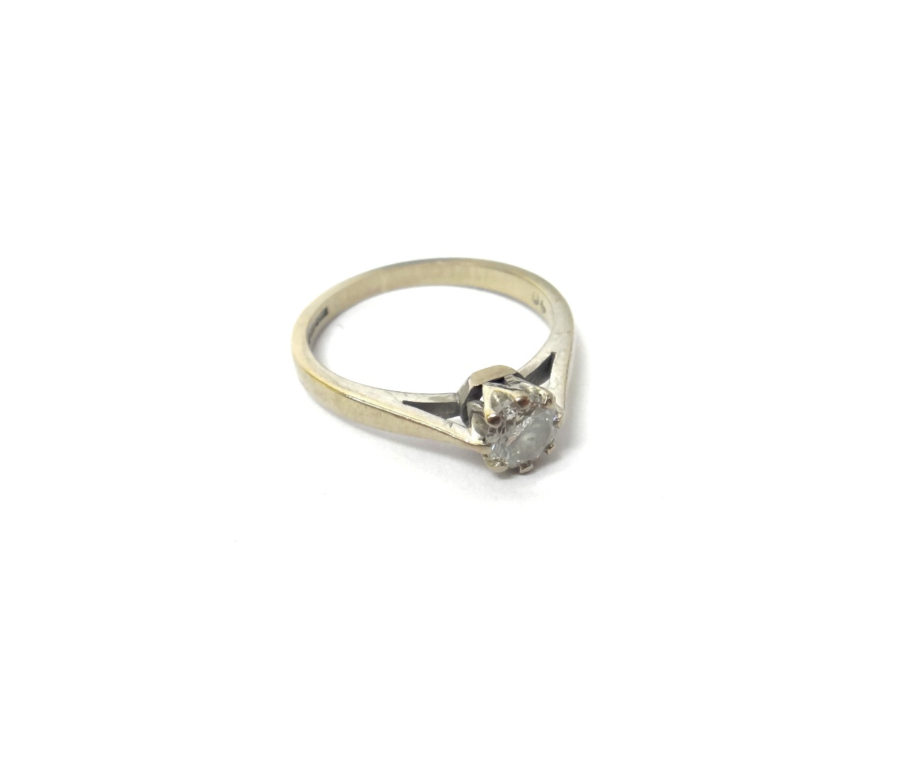 Appraisal: An ct white gold and diamond set single stone ring