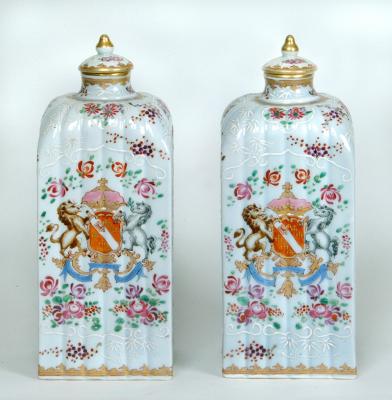 Appraisal: A PAIR OF SAMSON PORCELAIN FLASKS AND COVERS late th