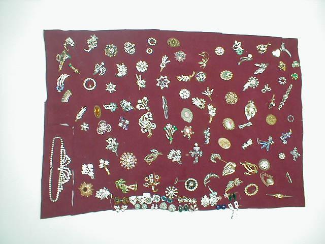 Appraisal: A quantity of costume jewellery mainly brooches 's and 's