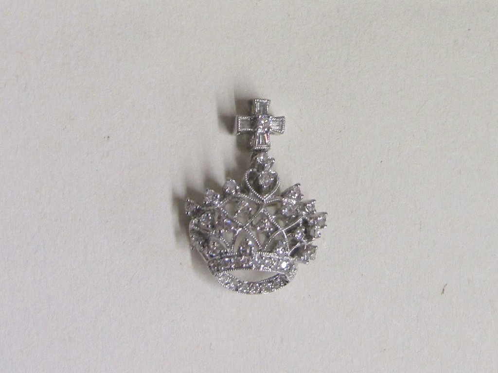 Appraisal: White gold diamond set pendant in the form of a