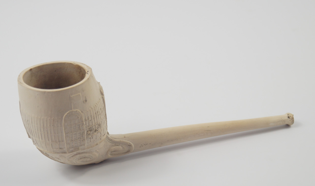 Appraisal: A Victorian clay pipe moulded in commemoration of The Crystal