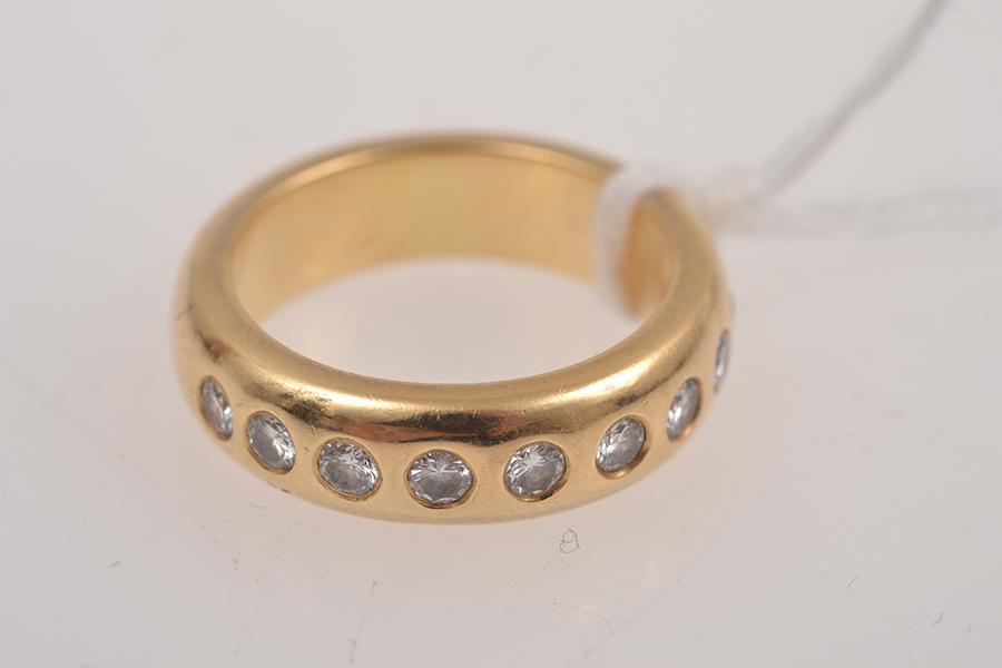 Appraisal: A DIAMOND SET BAND IN CT GOLD A DIAMOND SET