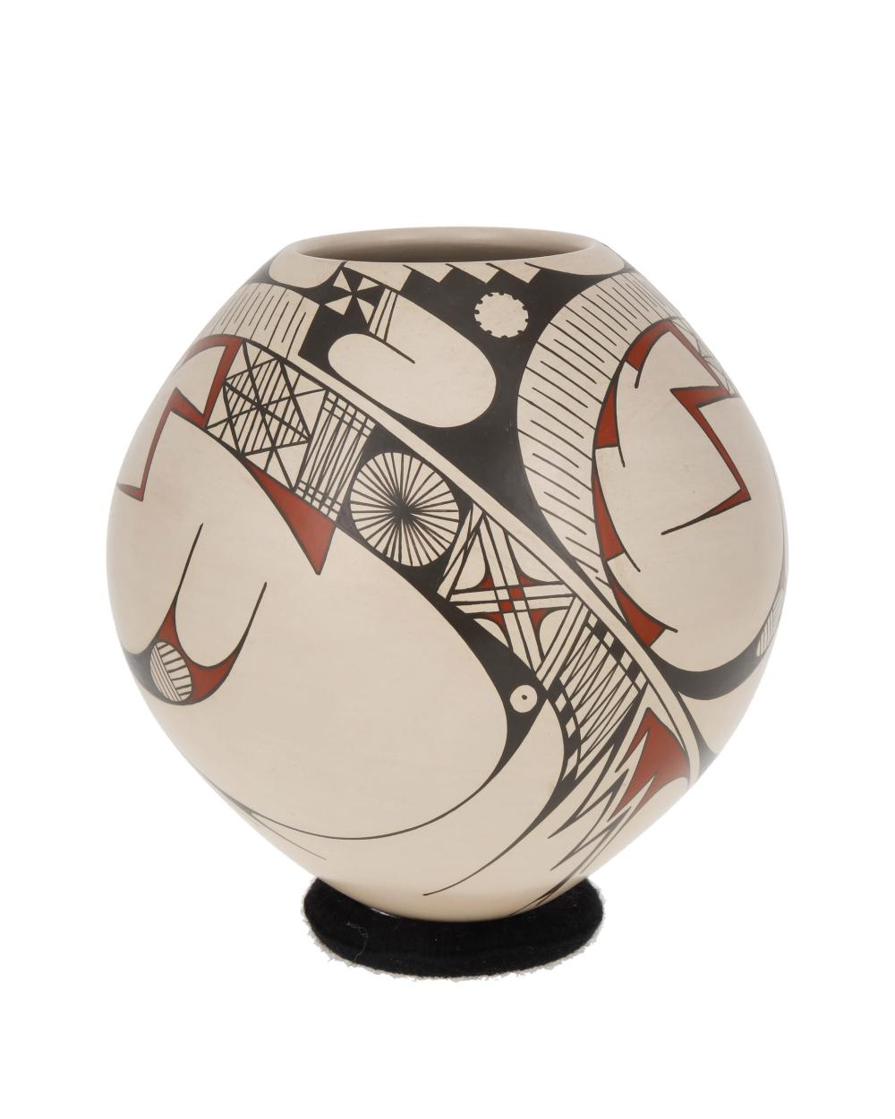 Appraisal: A Mata Ortiz pottery vessel by Taurina Baca Late th